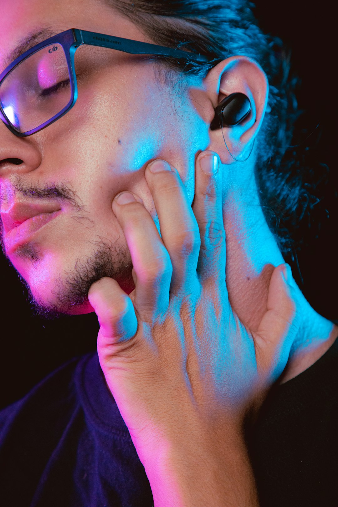 man-in-black-framed-eyeglasses-gjgbn46jte